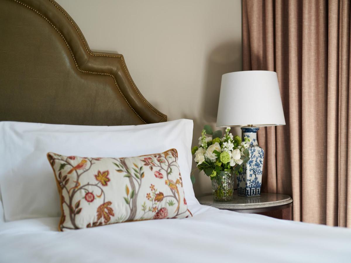 Carton House A Fairmont Managed Hotel Maynooth Ngoại thất bức ảnh A bed with a pillow